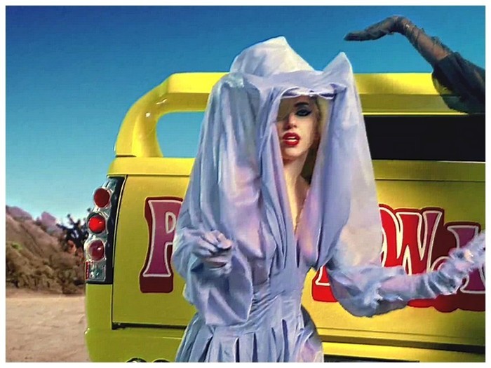 Telephone-lady-gaga-11996184-800-600