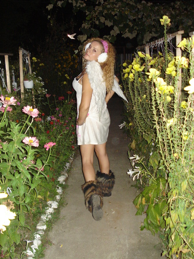 UN INGER CU FLUTURI LA CAP:))