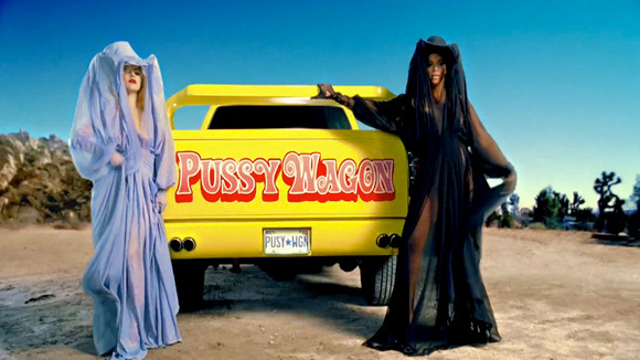 Lady-Gaga-Telephone-09-4[1]