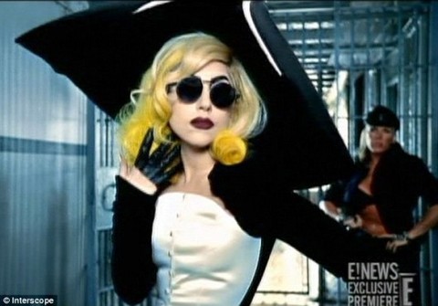lady-gaga-telephone-video-9-530x370[1]