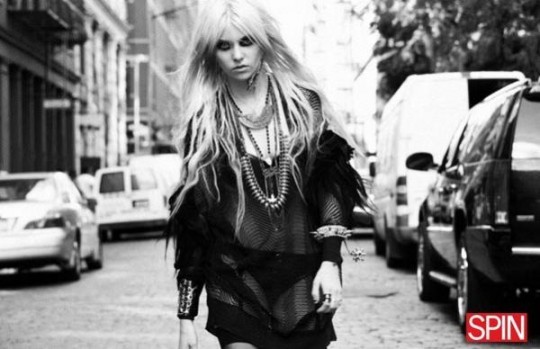  - Taylor Momsen trashy style in revista Spin