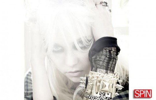  - Taylor Momsen trashy style in revista Spin