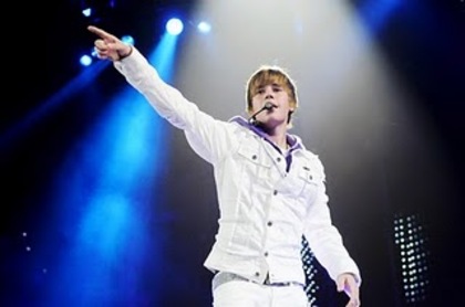Justin-Bieber-My-World-Tour-At-The-XL-Center-June-23-2010-justin-bieber-13278848-600-398 - justin bieber