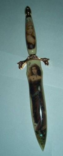 Stilet gravat cu printesa, motive gotice