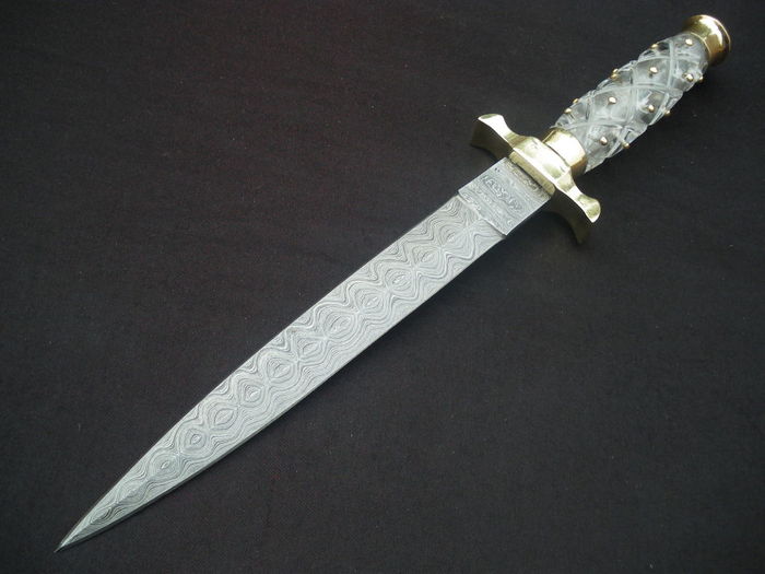 D33_3 maner de cristal cu insertii aurii