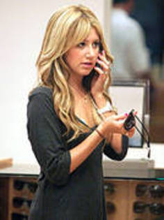 OREHAVDPKTKBKTDIWZQ - poze cu ashley tisdale