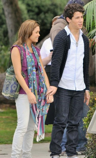 nick-jonas-nicole-anderson-hands - Nicole Anderson