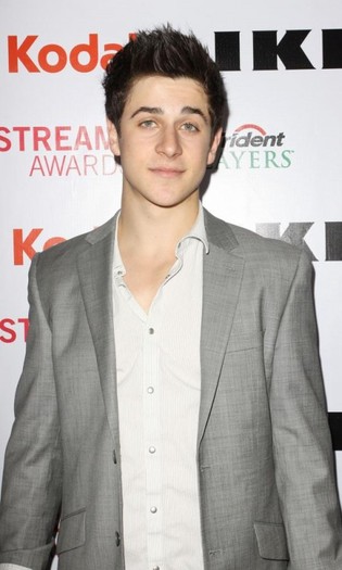 david-henrie-steamy-awards-480x800 - David Henrie