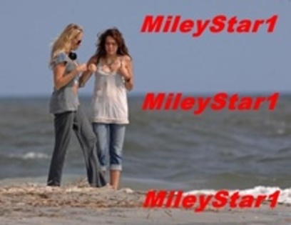 VCVPOLWAVNMUXLANYTA - poze miley cyrus last song