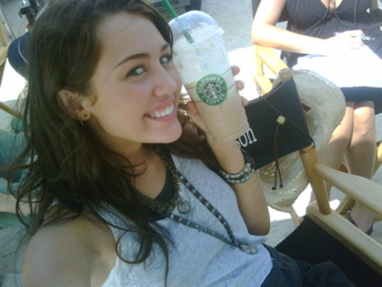CFNDLPQRNFZXMAUSFRZ - miley cyrus