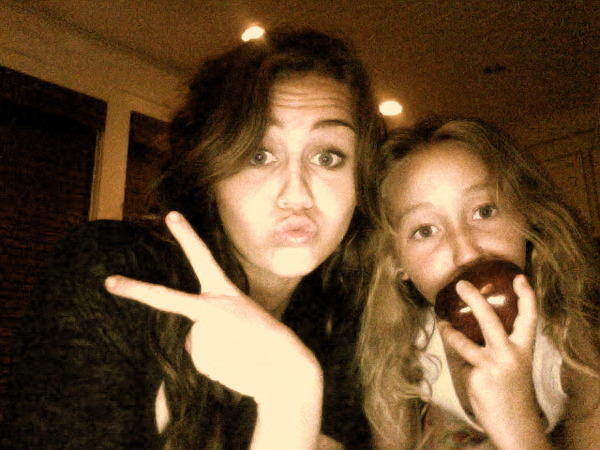 JVOUVBVQGNBTGQWYMAI - miley cyrus