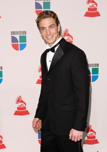 9th+Annual+Latin+GRAMMY+Awards+Arrivals+HbfX032TDOwl - Eugenio Siller