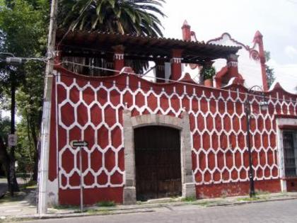 Casa coloniala rosie din cartierul Coyoacan din Ciudad de Mexico,Mexic - Mexic