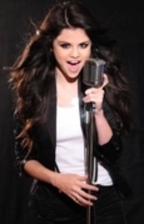 4 - club selena gomez