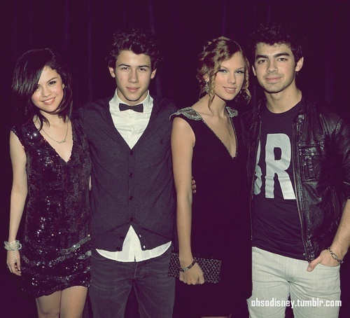 Selena,Nick,Taylor si Joe - Jonas Brothers