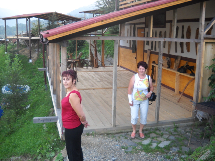 fetele cuprind cu....privirea.