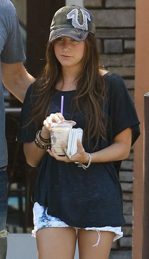 ashley-tisdale-abia-ii-ajunge-la-umar-iubitului-ei