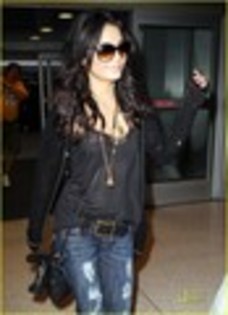 Vanessa-JFK-Airport-vanessa-anne-hudgens-14850117-87-120 - poze cu vanessa hundgens