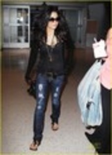 Vanessa-JFK-Airport-vanessa-anne-hudgens-14850122-87-120 - poze cu vanessa hundgens