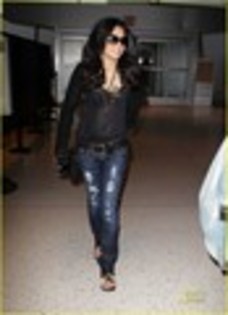 Vanessa-JFK-Airport-vanessa-anne-hudgens-14850123-87-120 - poze cu vanessa hundgens