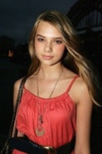 19558720_AQRWELJII - poze cu indiana evans