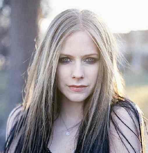 avril_lavigne_gothic_stands - avril lavigne