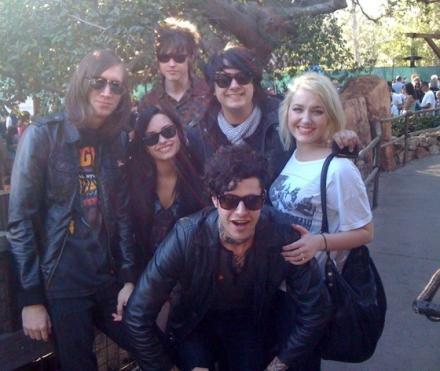 demi-friends-thunder - Demi Lovato rare