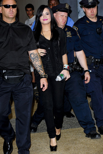 demi-lovata-politista - Demi Lovato rare