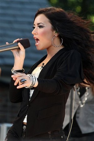resized_demi_lovato_and_joe_jonas_breakup_split_still_friends - Demi Lovato rare
