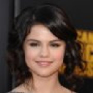 MV5BMTc3OTM2MDY3N15BMl5BanBnXkFtZTcwNTM4MjEwMw@@._V1._CR0,0,305,305_SS90_[1] - Doar pentru fanii adevarati a lui Selena Gomez