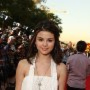 MV5BMTg4MTM0MDg2MF5BMl5BanBnXkFtZTcwMDU5NDk5MQ@@._V1._CR0,0,267,267_SS90_[1] - Doar pentru fanii adevarati a lui Selena Gomez