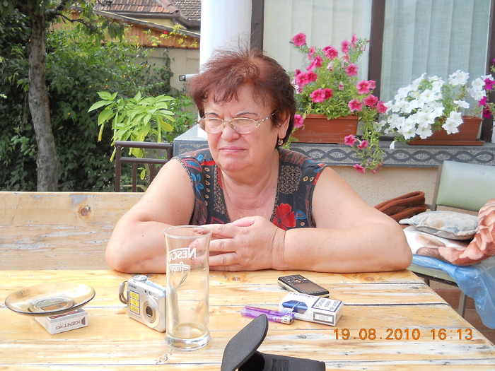 ea ma asculta cu interes