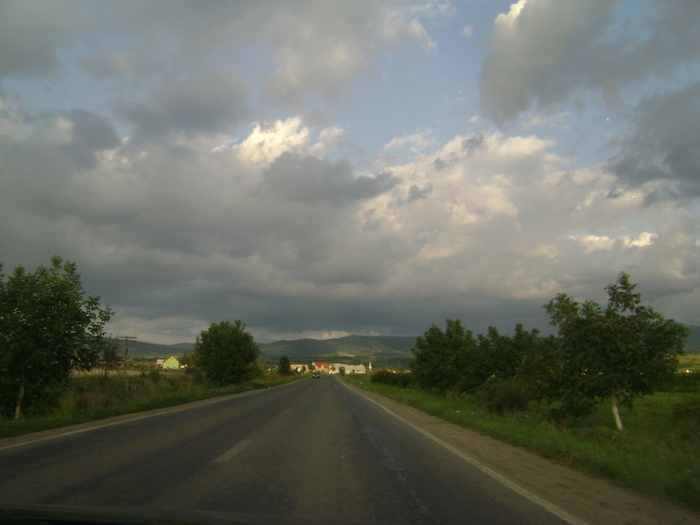 se intrezareste o ploaie - la neamuri in S-M