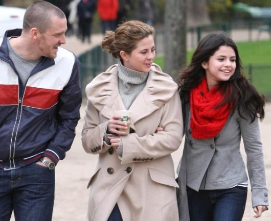 selena-gomez-paris-stroll-29-530x433 - Selena in Paris