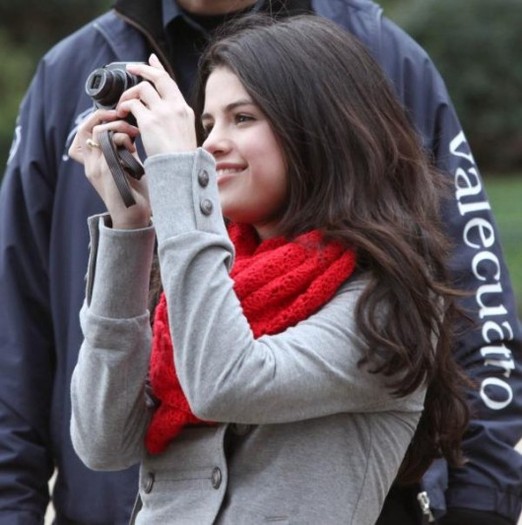 selena-gomez-paris-stroll-3-530x533 - Selena in Paris