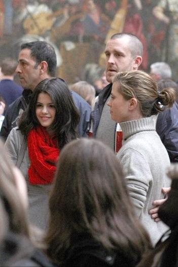 selena-gomez-paris-stroll-34