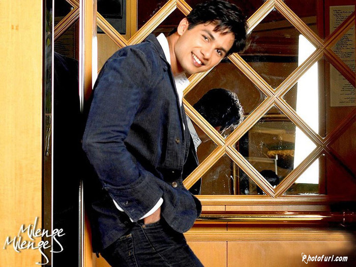 shahid-kapoor-black-dress-in-hindi-movie-milenge-milenge-wallpaper