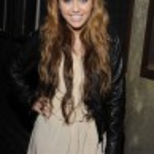  - WwWde ce poate sa fie asa rea-Miley Cyrus la petrecerea de despartire de Hannah MontanaWwW
