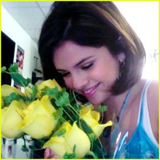 selena-gomez-happy-birthday[1]