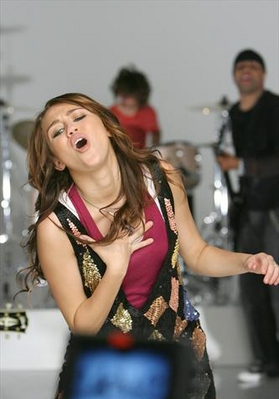 normal_5 - Miley Cyrus 7 things-00