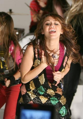 normal_25 - Miley Cyrus 7 things-00