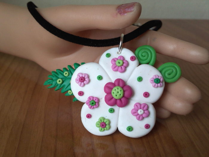 NR 58  PANDANTIV FIMO REGINA FLORILOR PRET 20 LEI; PANDANTIV FLOARE FIMO ALB
