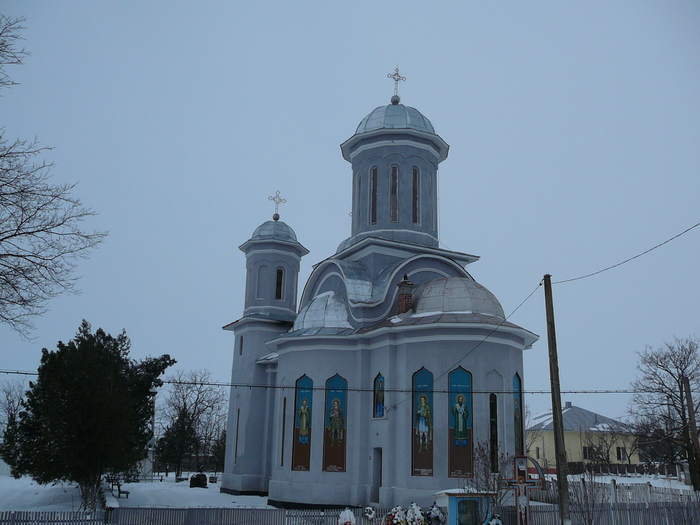 P1160295 - Biserica -iarna