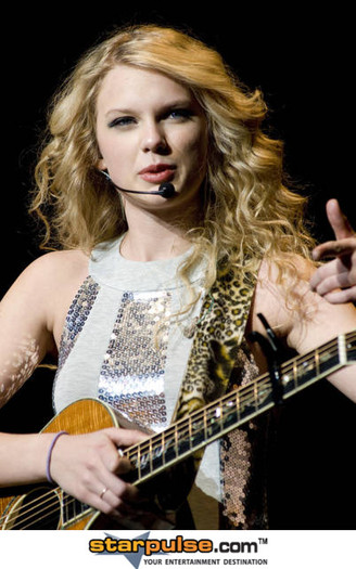 Taylor Swift-ADB-017791