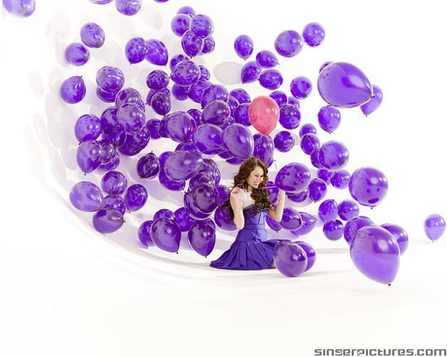 5dbiw_u4igh_selena-gomez-vestida-de-princesa-purpura-3-thumb