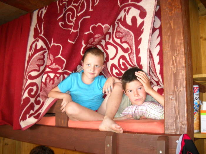 In iatac, Robi si Manu.