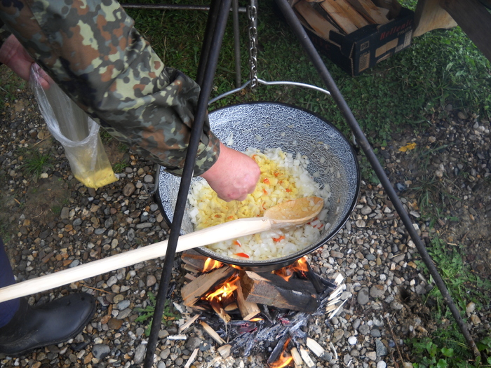 Papi a turnat ceapa in ceaun...