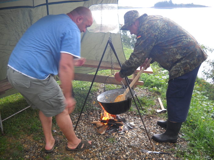 susoteli deasupra cazanului.