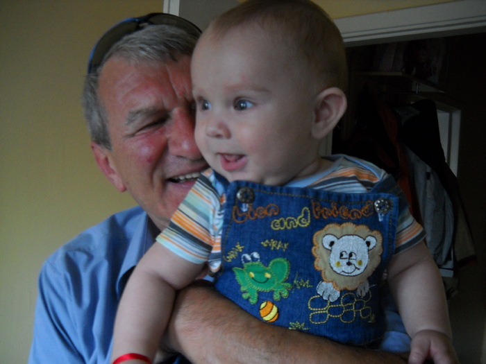 ..Bundu il face sa rada in hohote. - MOMENTE IMORTALIZATE