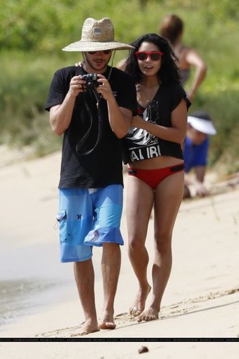  - Vanessa Hudgens pozeaza pentru iubitul ei in Hawaii